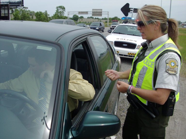 Les services de police du Québec et contrôleurs routiers de la SAAQ ont décerné 19 000 constats d’infraction en une semaine à la mi-octobre. (Photo 2M.Media – Archives)