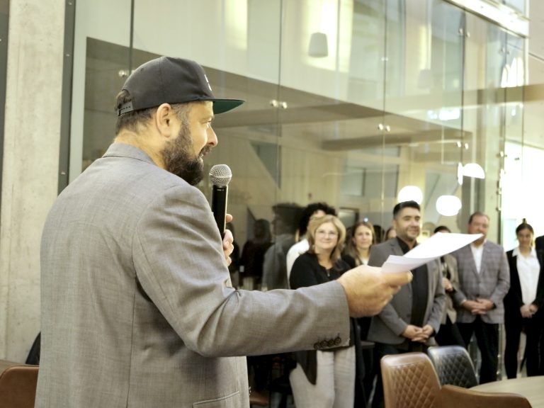Jean-François Archambault s’est adressé aux convives lors du cocktail d’inauguration de la nouvelle école de la Tablée des chefs La Cuisine solidaire de Laval, le 1er octobre dernier. (Photo gracieuseté Nicolas Archambault)