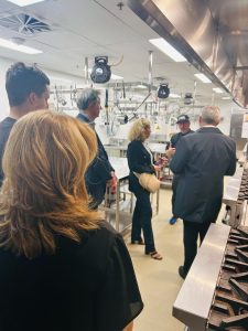 Les partenaires ont pu visiter la cuisine de la nouvelle école de La Tablée des chefs La Cuisine solidaire de Laval lors de l’évènement d’inauguration du 1er octobre.(Photo gracieuseté Andrée-Anne Proulx) 