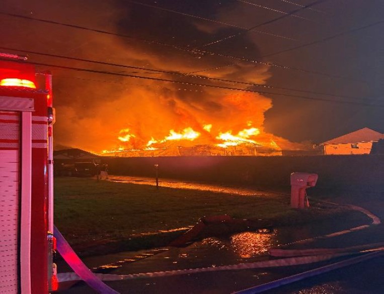 Une maison de Duvernay a pris feu très tôt dans la matinée du vendredi 31 octobre pour une raison encore inconnue enquêtée par la police de Laval. (Photo gracieuseté)