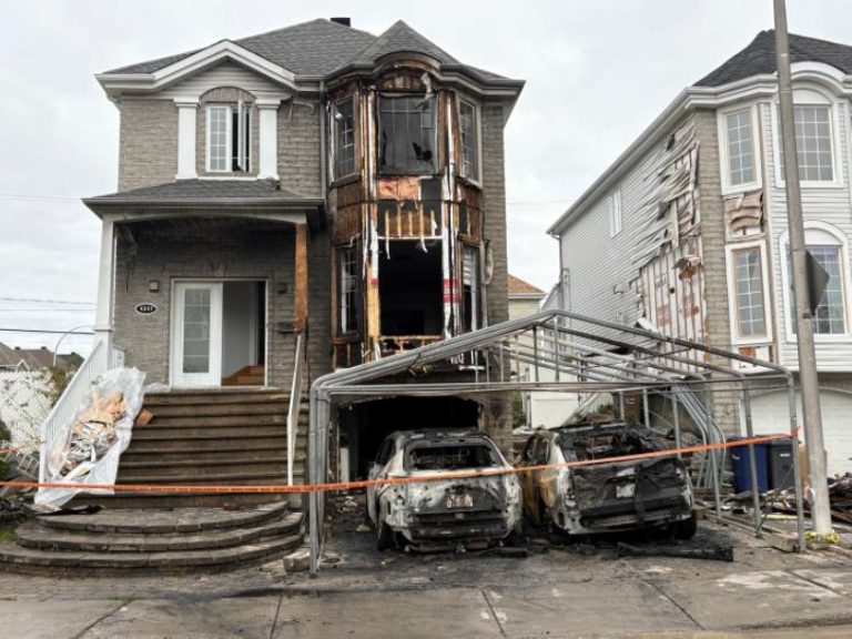 Les pompiers de Laval ont réussi à maîtriser ce feu violent et de cause encore inconnue, rue Séguin, à Fabreville, en à peine une heure. (Photo gracieuseté)