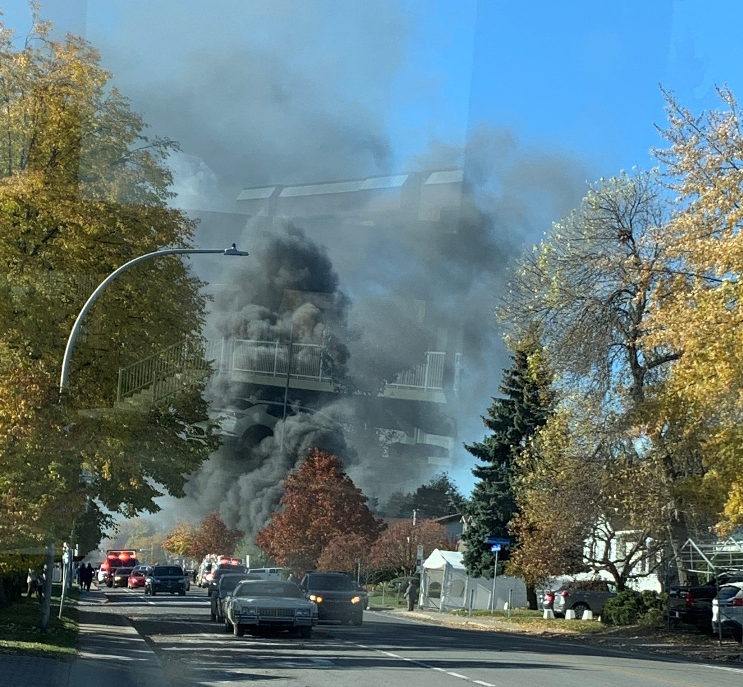 Un épais panache de fumée dense était visible à grande distance lors de cet incendie survenu boulevard Ivan-Pavlov, à Vimont. (Photo gracieuseté – Marco Gavita)