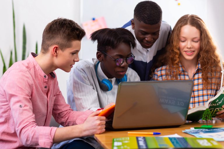 Les jeunes de Laval-des-Rapides fréquentant le carrefour jeunesse-emploi reçoivent un soutien financier. (Photo gracieuseté - Depositphotos)
