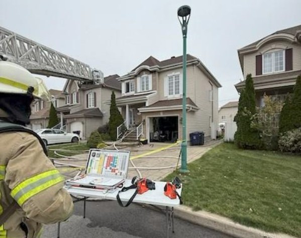 Famille sans toit après un feu de cause non déterminée à Laval Les pompiers de Laval ont maîtrisé en une heure ce feu qui a touché une maison de la rue Sumer, à Fabreville, ainsi que d’autres résidences adjacentes. (Photo gracieuseté)