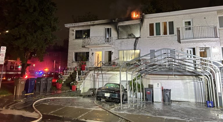 Les pompiers de Laval ont maîtrisé ce feu jugé suspect, qui a fait un blessé grave rue Saint-Judes, à Chomedey, en près d’une heure. (Photo gracieuseté)