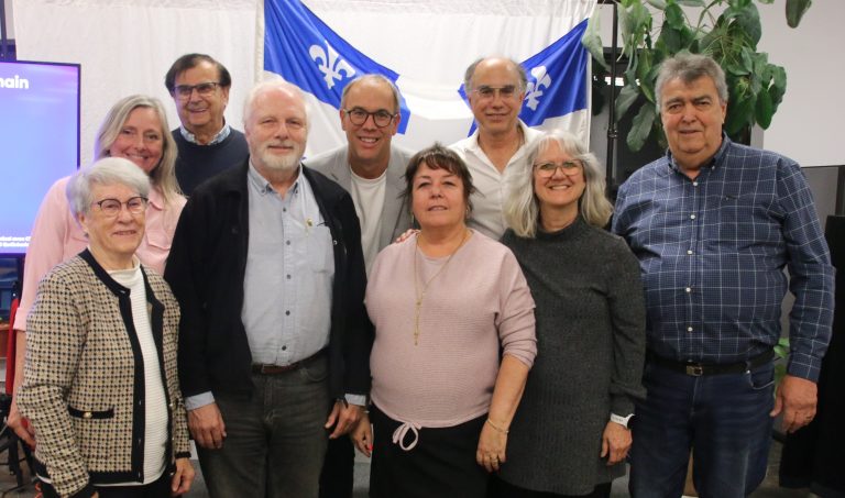 Jean-François Lisée en conférence à Laval Jean-François Lisée en compagnie de militant.e.s de la région de Laval. (Photo gracieuseté)
