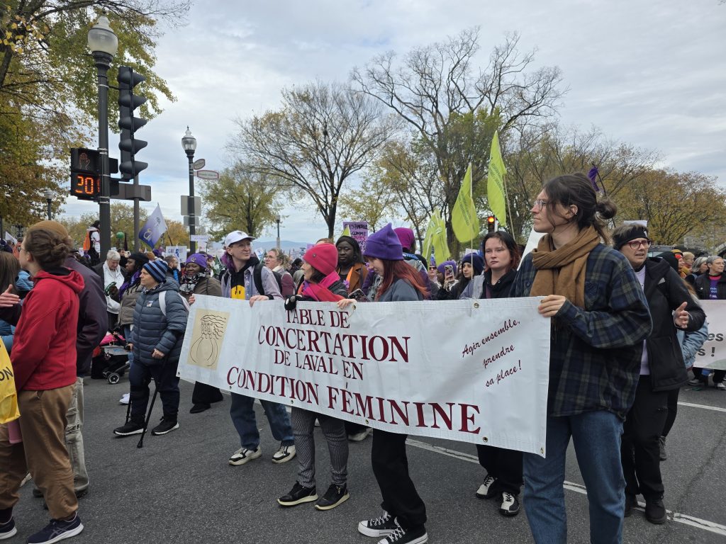 Contingent lavallois à la Marche mondiale des femmes de Québec, en octobre 2025. (Photo 2M.Media – Corinne Prince)