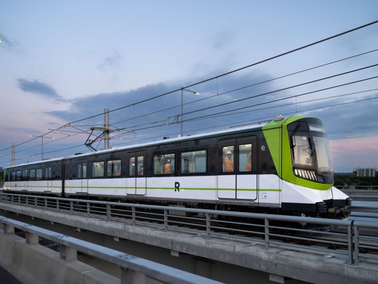 Le REM passera par Laval dès novembre L'antenne Deux-Montagnes du Réseau express métropolitain (REM), qui passe par les stations de Sainte-Dorothée et de l'Île Bigras à Laval, devrait finalement être mise en service en novembre. Celle-ci était initialement prévue pour la fin 2024. (Photo gracieuseté - Thierry Du Bois)