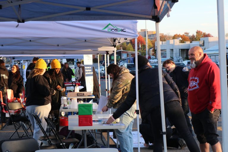 Près de 400 personnes à la Nuit des sans-abri de Laval Marche solidaire, kiosques d’activités et d’informations ainsi qu’animations diverses étaient au programme de la Nuit des sans-abri de Laval cette année. (Photo gracieuseté – Page Facebook La nuit des sans-abri de Laval)