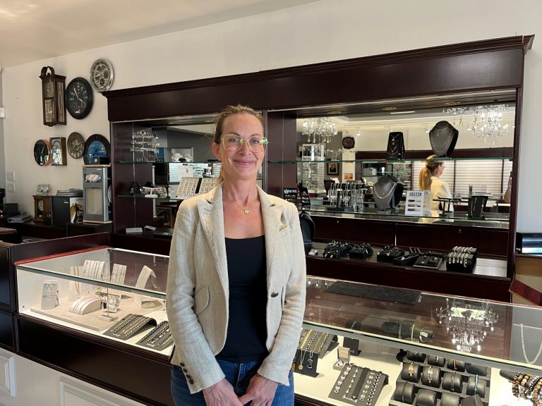 Sonia Auzat, propriétaire de la Bijouterie Gémeaux, dont c’est le 40e anniversaire cette année. (Photo 2M.Media - Geneviève Quessy)