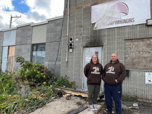 Annie Fournier et Peter Wettlaufer devant le local incendié de la Ferme Champimignons, boulevard Leman, dans le quartier industriel de Saint-Vincent-de-Paul.(Photo 2M.Media – Geneviève Quessy) 