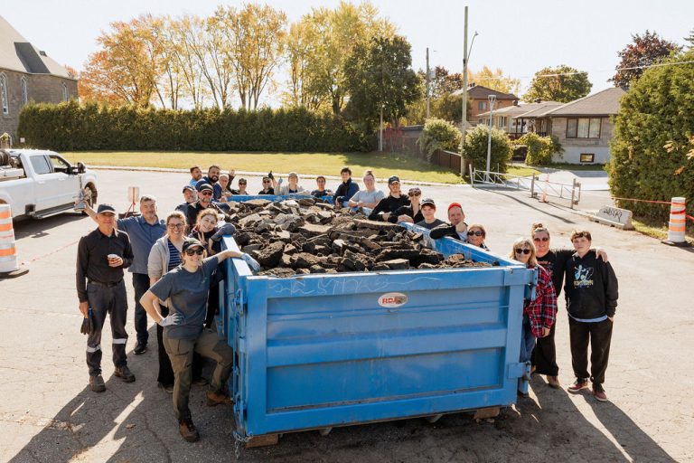 La cour du Centre de la petite enfance (CPE) Le Marmot qui rit, situé dans le quartier Chomedey, a été débarrassé de son pavage d’asphalte par une vingtaine de bénévoles recrutés par Canopée dans l’objectif d’y intégrer des végétaux. (Photo gracieuseté Canopée)
