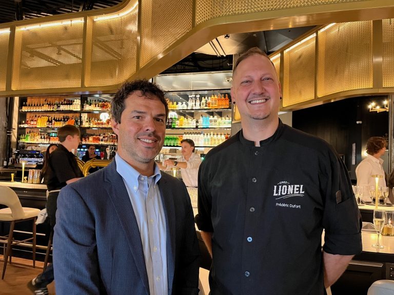 Guillaume Brière, vice-président exécutif – marques indépendantes chez Groupe Grandio et Frédéric Dufort, chef exécutif de l’ensemble des cuisines des restaurants Chez Lionel étaient présents à la célébration de réouverture de Chez Lionel à Laval. (Photo 2M.Media - Genevieve Quessy)