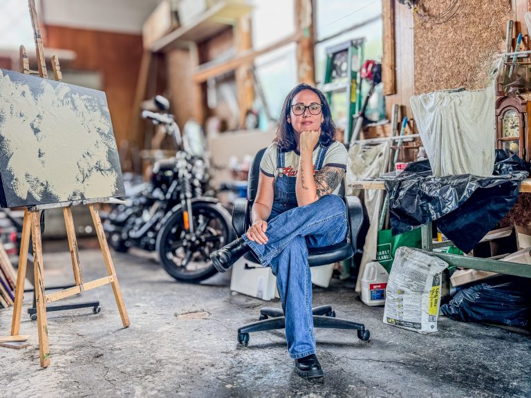 L’Artiste Julie Lalonde dans son atelier. (Photo gracieuseté Julie Lalonde)