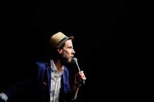 Les soirées de la série Les Contours seront animées par l’animateur et monologuiste lavallois Serge Yvan Bourque. (Photo gracieuseté)