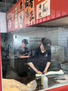 Les cuisiniers du restaurant Nouilles KungFu pratiquent l’art ancestral des nouilles Lanzhou.(Photo 2M.Media – Geneviève Quessy)