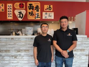 Rico Deng, et Jiaxin Zhao, copropriétaire du nouveau restaurant Nouilles KungFu.(Photo 2M.Media – Geneviève Quessy)