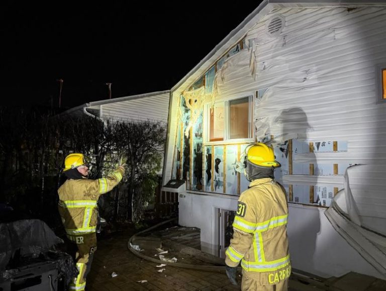 VIDÉO | 2e feu dû à un mégot de cigarette en 6 jours à Laval Les pompiers de Laval ont contrôlé cet autre feu dû à un article de fumeur, rue Gilles, à Fabreville, en une quinzaine de minutes seulement. (Photo gracieuseté)