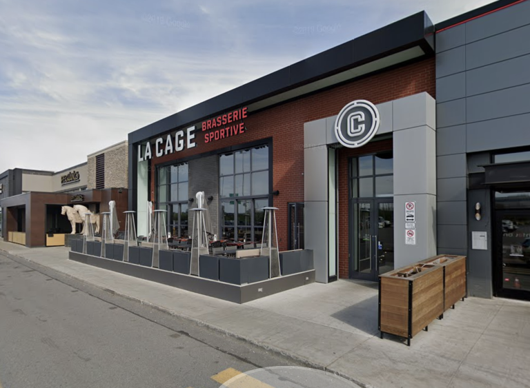 Le restaurant La Cage - Brasserie sportive, située au 3035, boulevard Le Carrefour, qui a reçu une amende de 1000$ du MAPAQ. (Capture d'écran - Google Maps)