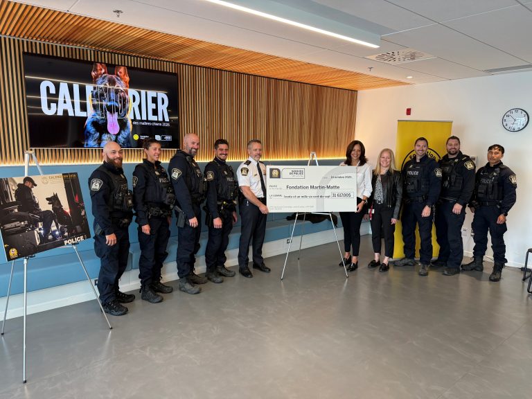Depuis maintenant 17 ans, le calendrier des maîtres-chiens du Service de police de Laval est devenu un incontournable, annonciateur de l’automne et des fêtes annuelles. (Photo gracieuseté – Service de police de Laval)