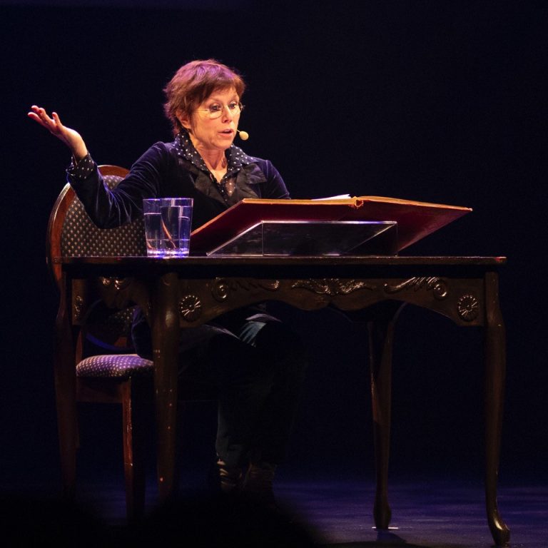 Le grand voyage de Kim Yaroshevskaya entre Russie et Amérique La comédienne Pascale Montpetit, durant le spectacle sur Kim Yaroshevskaya "Mon voyage en Amérique". (Photos gracieuseté - Marie-Andrée Lemire)