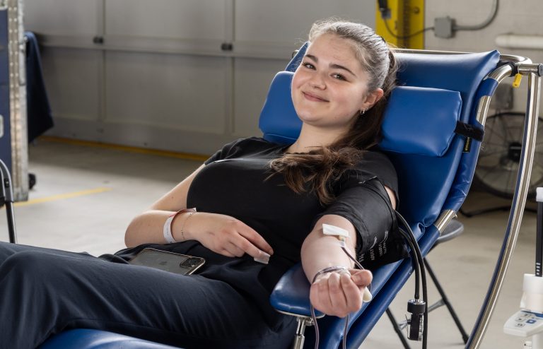 La Ville et le Rocket de Laval s’associent avec Héma-Québec le temps d’une grande collecte de sang annuelle tenue à la Place Bell. (Photo gracieuseté – Sophie Poliquin)