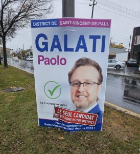 Des autocollants nouvellement apposés sur les affiches de Paolo Galati affirment faussement qu’il est le seul des quatre candidats dans Saint-Vincent-de-Paul à habiter le district.