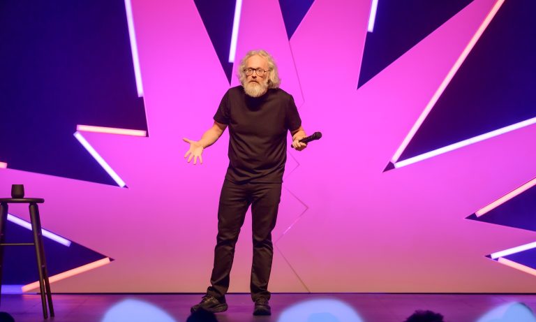 Humour à vif: François Bellefeuille déchaîne son «Sauvage» à Laval À Laval, le mardi 2 décembre, le public peut s’attendre à une performance pleinement maîtrisée de François Bellefeuille qui affirme n’avoir «jamais eu l’impression d’être autant sur son pic» avec humour. (Photo gracieuseté - Myriam Frenette)