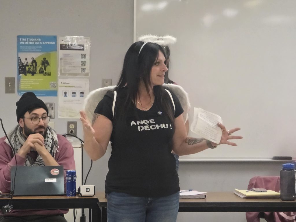 Nathalie Bourque, présidente du Syndicat des travailleuses et travailleurs du CISSS de Laval – CSN, était déguisée en ange déchu lorsqu’elle s’adressait à ses collègues du monde de l’éducation. (Photo 2M.Media – Corinne Prince)