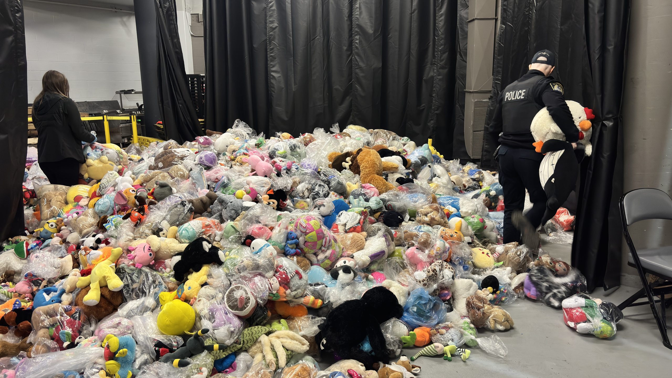 Une partie des peluches récoltées par le Service de police de Laval lors du Match du lancer du toutou à la Place Bell. (Photo gracieuseté - Service de police de Laval)