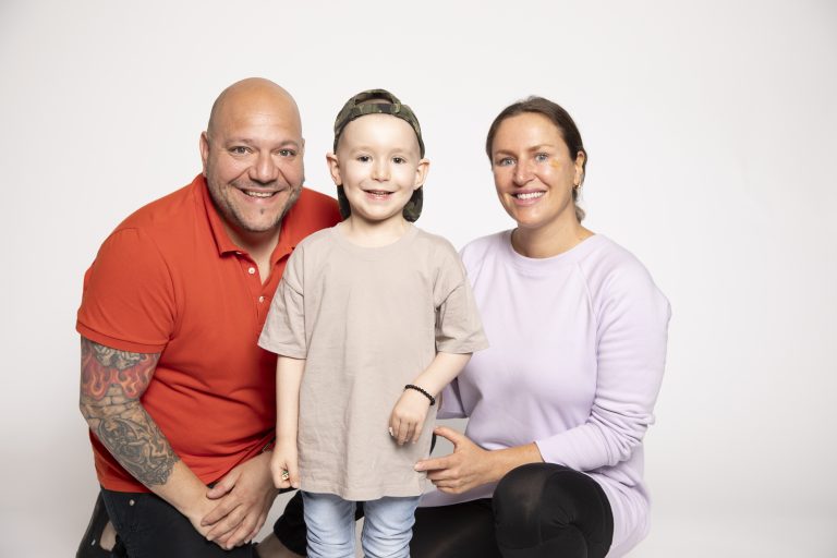 Bruce, le petit battant de 5 ans au 24h Tremblant Bruce Bittar, qui a combattu une leucémie aiguë lymphoblastique de type B, entouré de ses parents. (Photo gracieuseté)