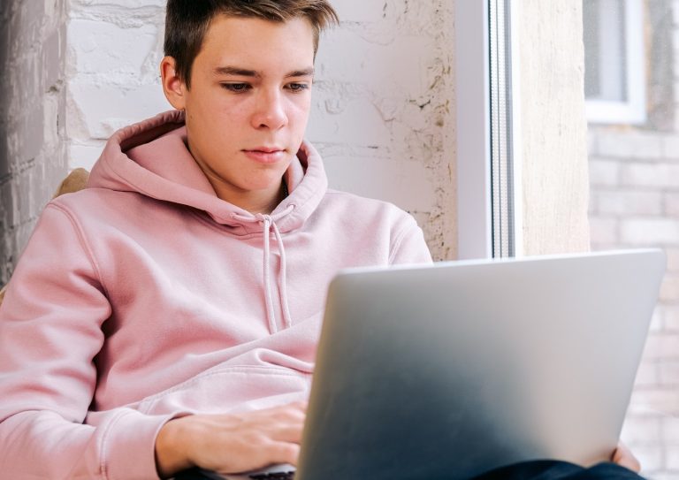 Nos ados passent beaucoup de temps en ligne et peuvent ainsi faire face à des menaces sérieuses. (Photo gracieuseté - L'Édition Nouvelles)