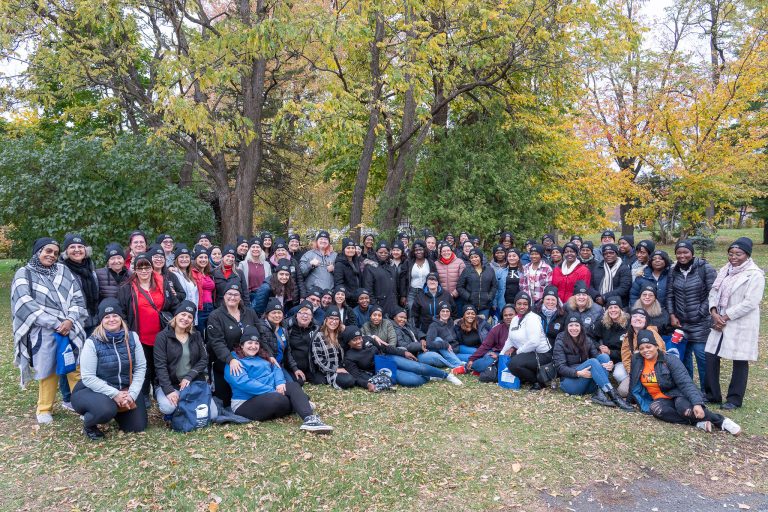 Les 57 aides à domicile et de l’équipe administrative de La Coopérative de soutien à domicile de Laval qui ont participé à la 6è édition des 3 Heures de Bonheur. (Photo gracieuseté - Nathalie Choquette)