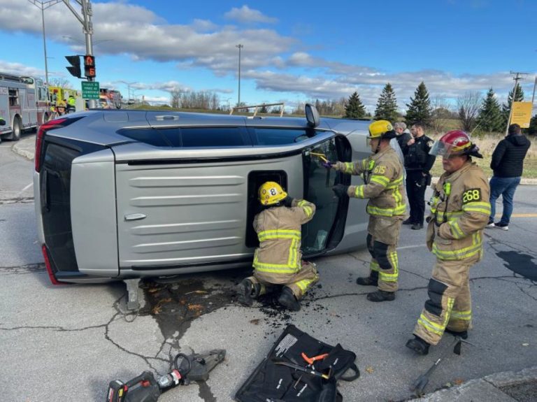 Les pompiers de Laval ont eu recours à leurs outils spécialisés de désincarcération pour libérer la conductrice blessée de son véhicule. (Photo gracieuseté)