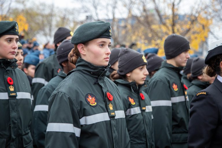 Jour du souvenir multigénérationnel à Laval Les cadets de la zone d'entraînement de Laval participent à la parade du Souvenir de Laval le dimanche 9 novembre 2025. (Photo gracieuseté - lieutenante Ève-Marie Roy)