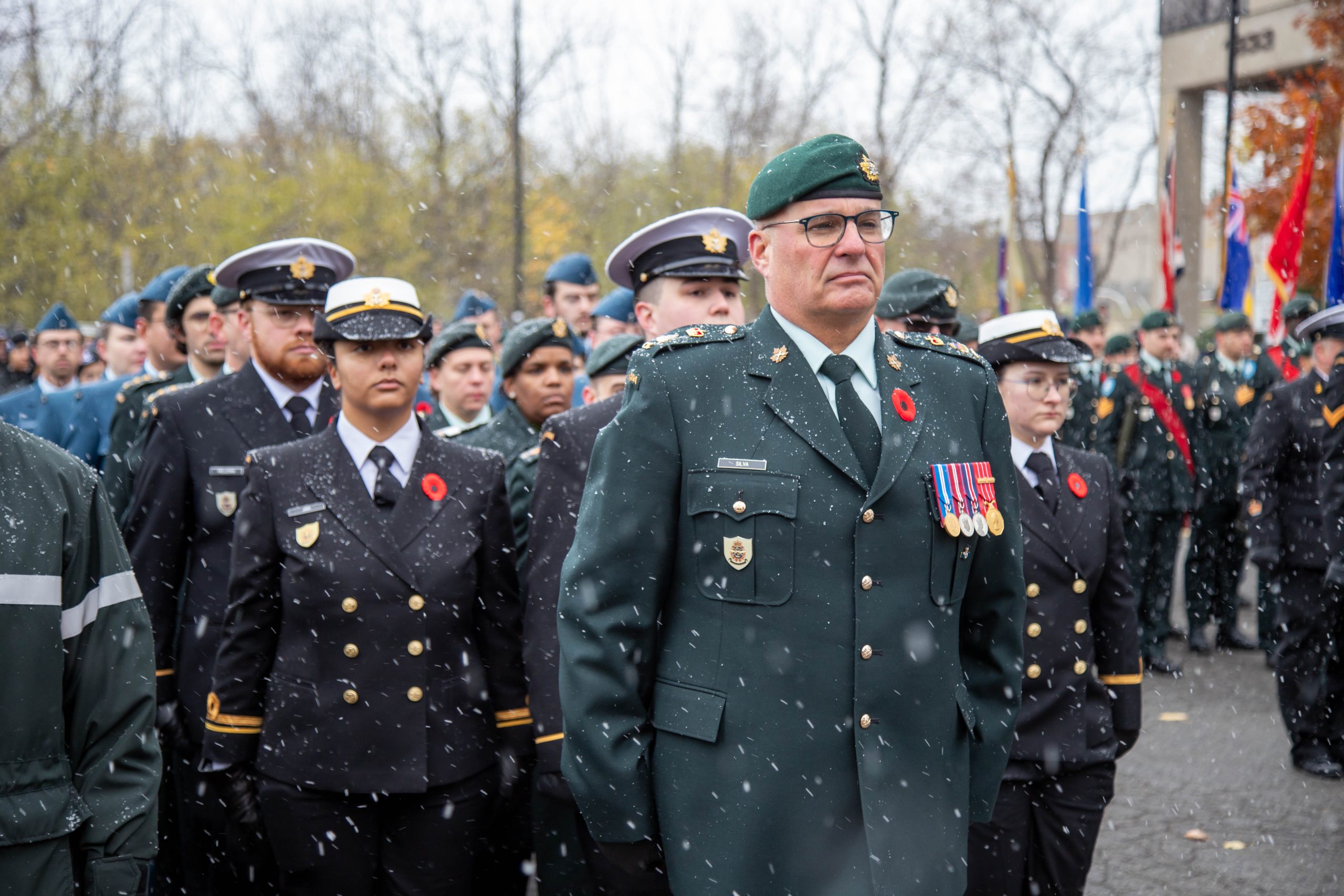 Pendant le défilé, les jeunes cadets ont marché aux côtés de vétérans locaux. (Photo gracieuseté - lieutenante Ève-Marie Roy)