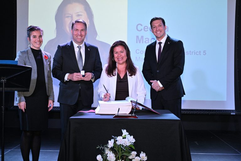 Cecilia Macedo lors de la cérémonie d’assermentation du 9 novembre qui marquait officiellement le début de son 2e mandat à titre de conseillère de Marigot. À ses côtés: la greffière et présidente du Bureau d’élection de Laval, Me Marie-Christine Lefebvre, le directeur général de la Ville, Benoît Collette, et le maire Stéphane Boyer.