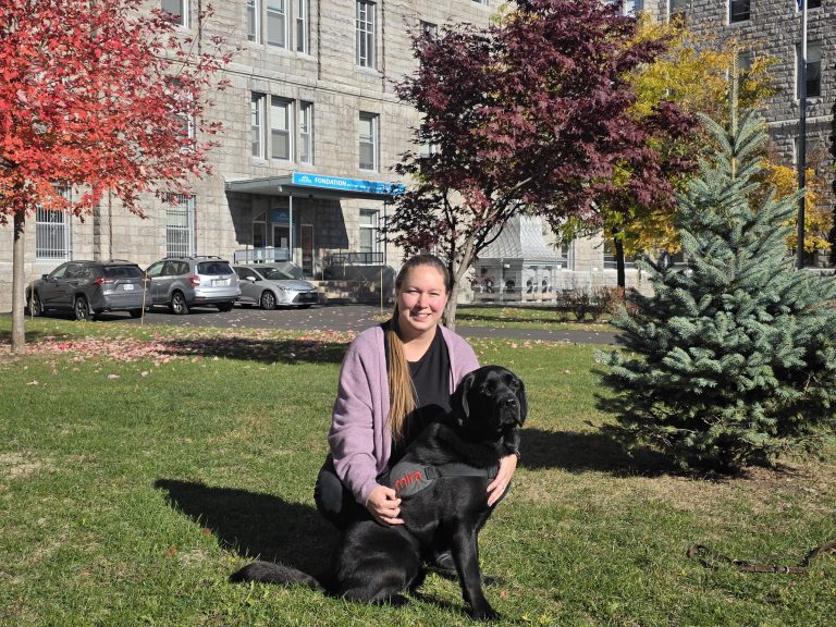 Daphnée Morency Mac Donald et Mac devant le Centre jeunesse de Laval, situé au 308, boulevard Cartier, dans Laval-des-Rapides. (Photo 2M.Media – Corinne Prince)