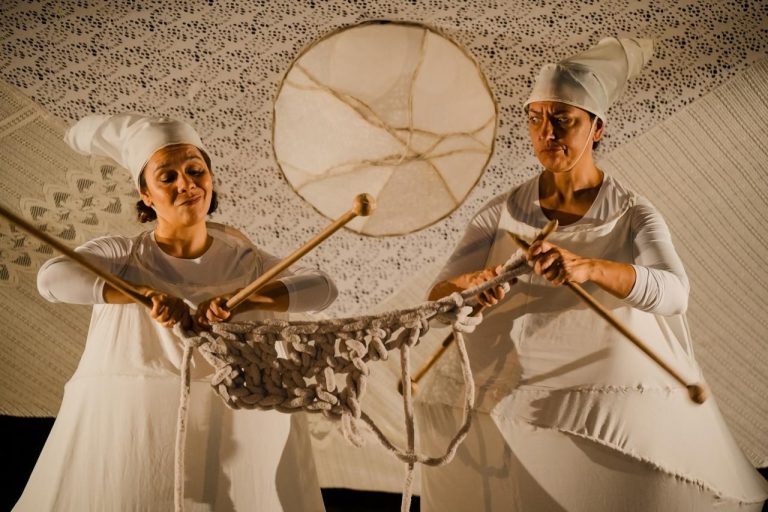 Les tisseuses du temps à Laval: Hélène Ducharme offre un monde de lumière Hélène Ducharme et le Théâtre Motus se sont associés à Haydeé Boetto du Núbila Teatro pour ce spectacle jeunesse promettant richesse scénique et féerie. (Photo gracieuseté - Sylvie-Ann Paré)