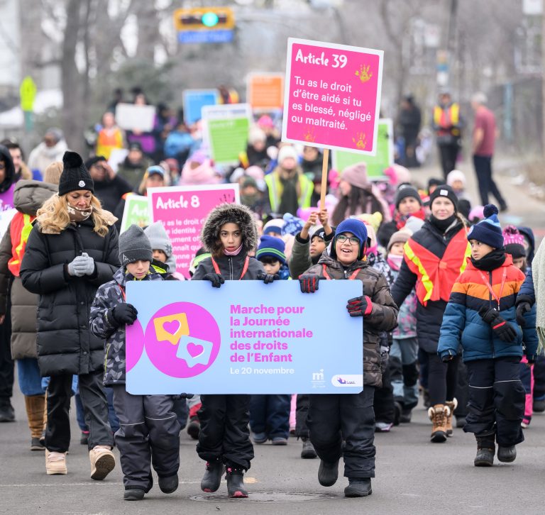 Laval en marche pour les droits des enfants Des centaines de jeunes de Laval ont arpenté les rues du quartier de Chomedey munis de pancartes décrivant leurs droits et libertés. (Photo gracieuseté – Vincent Girard)
