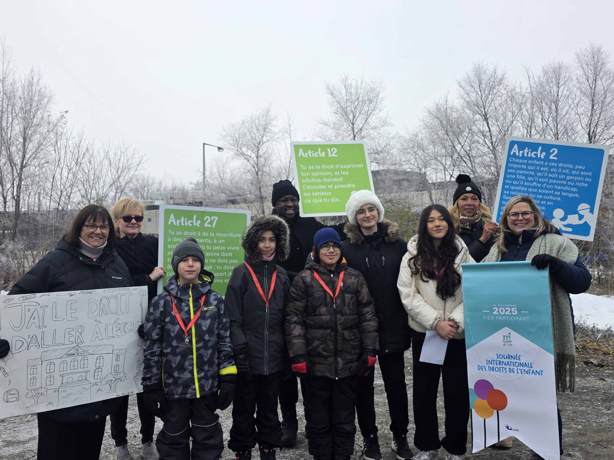 Des dignitaires en compagnie d’élèves des écoles aux Quatre-Vents et Saint-Maxime et de Chantale Gignac, directrice générale de la Maison des enfants le Dauphin. (Photo 2M.Media – Corinne Prince)