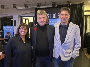 Parmi l’équipe de Parti Laval, Louise Lortie a été réélue dans Marc-Aurèle-Fortin, Claude Larochelle, n’a pas été élu maire, mais il demeure chef de Parti Laval, et Martin Vaillancourt a été élu dans Fabreville-Sud. (Photo – 2M.Media – Geneviève Quessy)