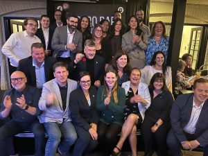 L’équipe de Parti Laval s’est réunie à la fin de la soirée, animée par la fierté et le désir de continuer son engagement envers les citoyens.(Photo – 2M.Media – Geneviève Quessy) 