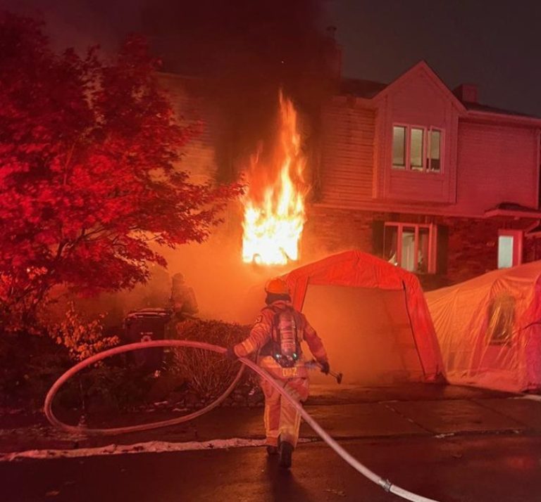 Les pompiers de Laval ont maîtrisé en un peu plus d’une heure ce premier feu qui serait dû à la mauvaise utilisation d’un appareil de chauffage cet automne. (Photo gracieuseté)