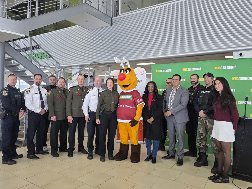 L’équipe d’Opération Nez rouge Laval-Basses Laurentides accompagnée de partenaires et dignitaires. (Photo 2M.Media – Corinne Prince)
