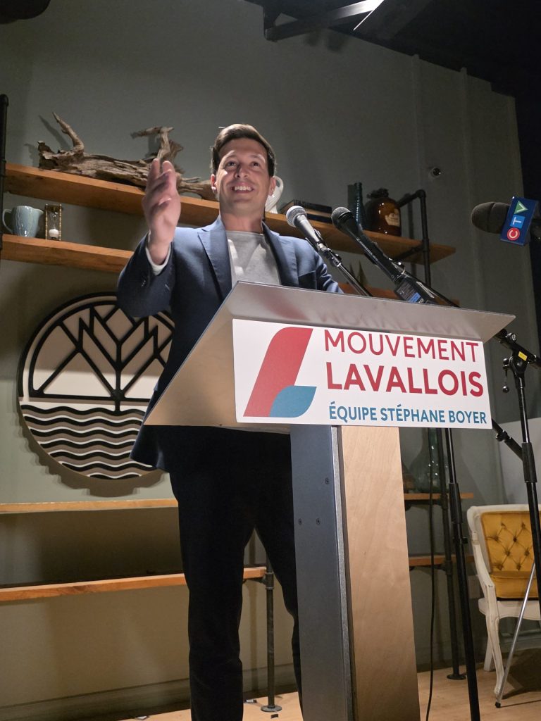 Stéphane Boyer lors de son discours de victoire à la mairie. (Photo 2M.Media – Corinne Prince)