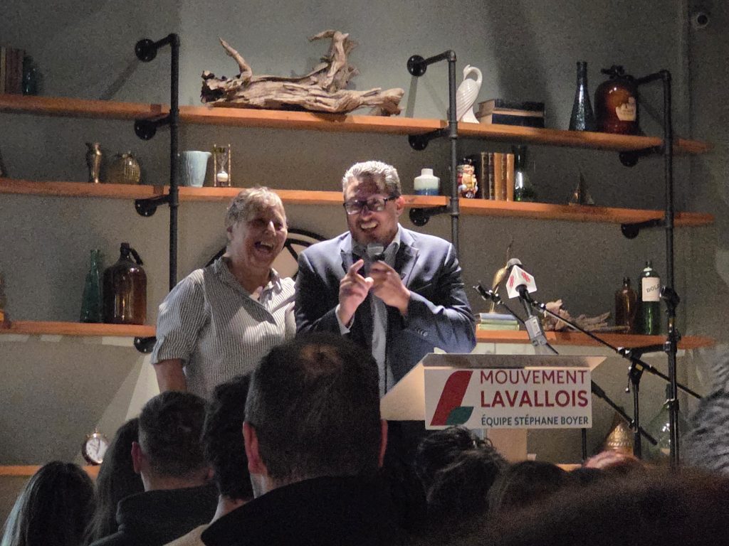 Yannick Langlois, conseiller municipal de L’Orée-des-Bois, et sa directrice de campagne, Murielle Gosselin. (Photo 2M.Media – Corinne Prince)