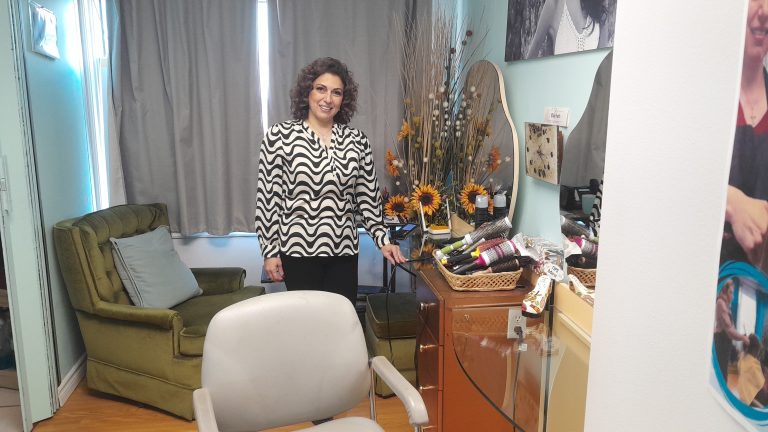 Ola Harsh: de réfugiée syrienne à coiffeuse de Laval pour gens démunis Ola Harsh dans son salon de coiffure au Relais communautaire de Laval, à Pont-Viau. (Photo 2M.Media- Bélizaire Raphaël)