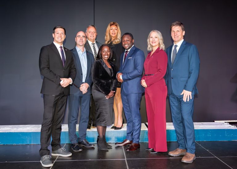 Nouveaux élus au conseil: qui sont-ils? De gauche à droite, on reconnaît le maire Stéphane Boyer en présence des nouveaux membres au conseil municipal Martin Fiola (Laval-des-Rapides), Sylvain Yelle (Auteuil), Annick Senghor (Saint-Vincent-de-Paul), Anick Brunet (Duvernay), Mohamed BA (Le Carrefour), Carole St-Denis (Champfleury) et Martin Vaillancourt (Fabreville-Sud).