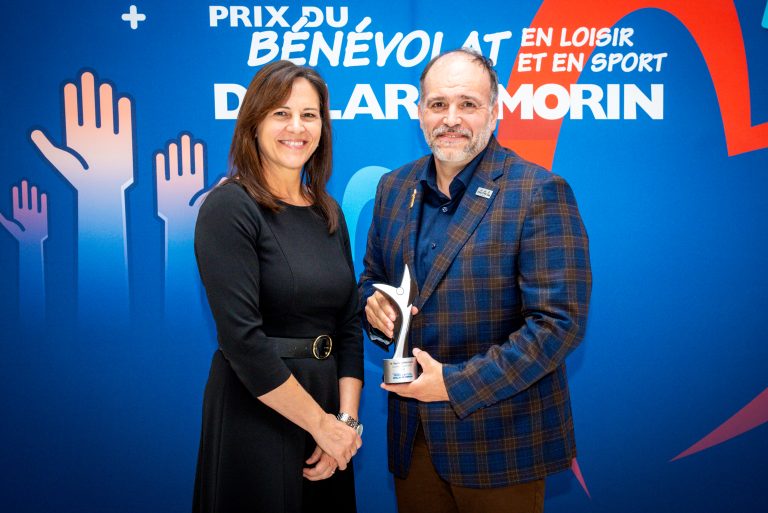Prix Dollard-Morin du bénévolat pour Raymond McIntyre à Laval Isabelle Charest, ministre responsable du Sport, du Loisir et du Plein air, en compagnie de Raymond McIntyre, lauréat régional pour Laval du prix Dollard-Morin. (Photo gracieuseté – Amelieshoots)